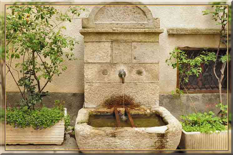Saint Martin Vésubie, village du Mercantour, fontaine